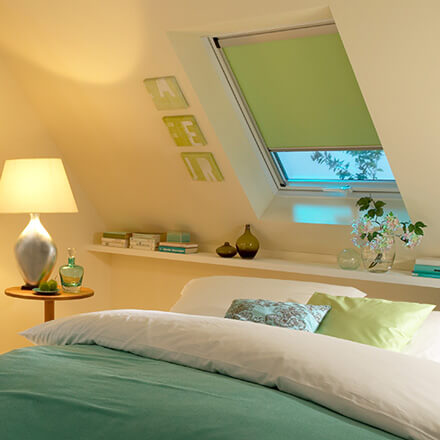 Verdunkelungsanlagen in mildem Grün fürs Schlafzimmer