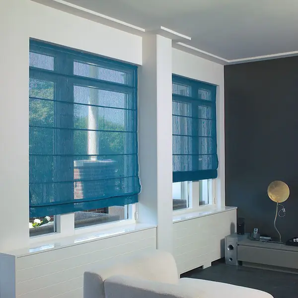 Blaue Raffrollos im modernen Wohnzimmer