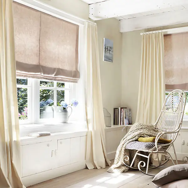 Beige Raffrollos mit Vorhängen im Landhausstil
