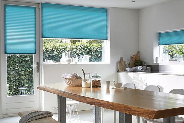 Faltrollo Natur kombiniert mit Hellen Vorhängen, für den perfekten Shabby chic