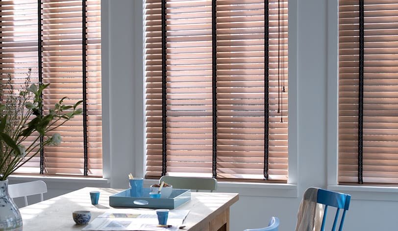 Holzjalousien am Fenster