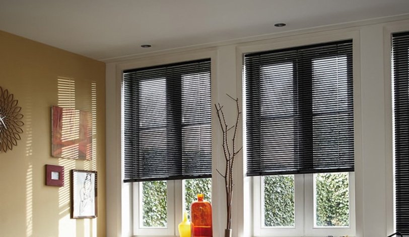 Luxaflex Jalousien am Fenster