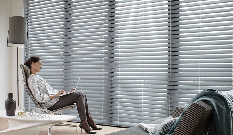 Jalousien am Fenster